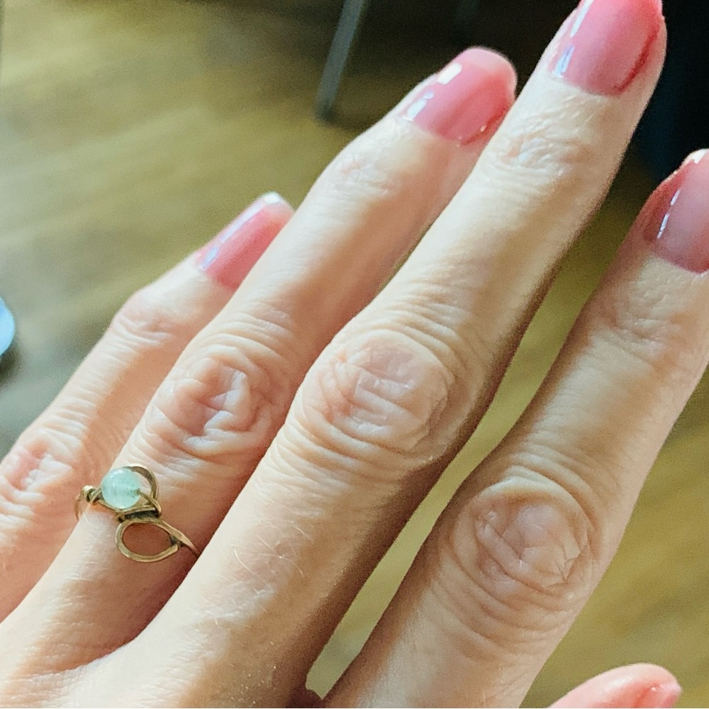 Sweeetest Antique 10k yellow gold ring with pretty jade bead💚